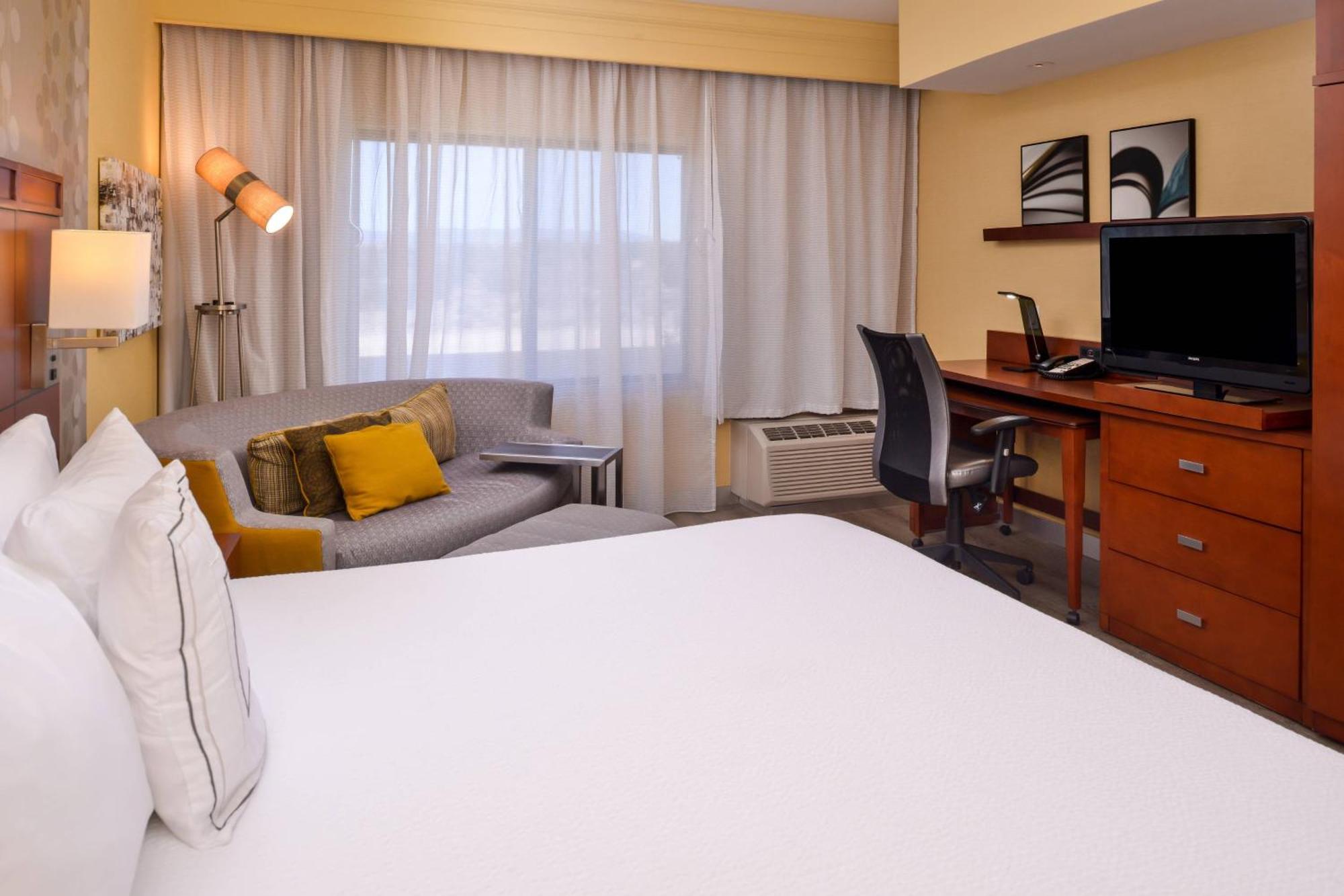 Courtyard By Marriott Victorville Hesperia Exterior photo